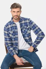 Sobrecamisa a cuadros de viyela gruesa con bolsillos frontales con solapa y botones.
