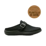Zueco casual color negro con capellada de tejido elástico, tira ajustable con hebilla metálica y plantilla de cuero.