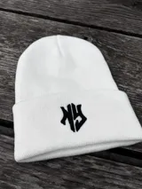 Gorro de lana blanco con logo bordado de New York en negro.