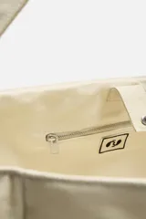 Bolso de hombro de diseño minimalista confeccionado en tejido de algodón. Cuenta con un compartimento principal con cierre de solapa con doble imán y botón a presión, además de bolsillos interiores. Incluye asa de hombro fija.