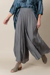 Pantalón ancho de seda color negro, con cintura elastizada y caída fluida.