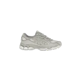 Championes Asics modelo Gel-NYC en color crema y gris, con diseño técnico de inspiración retro, parte superior de malla y superposiciones sintéticas, y suela con tecnología Gel.