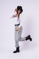 Pantalón de jean corte wide leg en tono celeste claro, con detalle de pequeñas incrustaciones de strass distribuidas por toda la prenda. Presenta ruedos doblados y cierre frontal con botón.