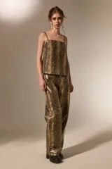 Top de breteles finos con escote recto, confeccionado en material sintético con acabado brillante y estampado de piel de serpiente.
