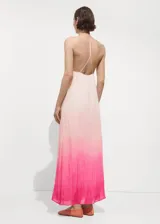 Vestido largo de diseño evasé con efecto degradado que va desde un tono rosado claro en la parte superior hasta un fucsia intenso en el ruedo. Presenta escote en pico, tirantes finos que se cruzan en la espalda y una caída fluida.