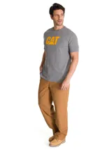 Remera gris de manga corta con logo de CAT estampado en el pecho.