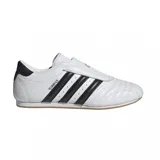 Championes Adidas modelo SMII-LS diseñados para taekwondo, de color blanco con las icónicas tres tiras laterales en negro. Presentan un diseño minimalista sin cordones, con una lengüeta que cubre el empeine y suela de goma plana.