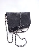 Cartera plateada tipo bandolera con solapa y cierre magnético. Tiene una cadena corta y una cadena larga.