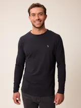 Remera de manga larga con cuello redondo, confeccionada en algodón, con pequeño logo bordado en el pecho.