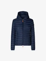 Campera puffer beige con capucha, cierre frontal con cremallera naranja, bolsillos laterales ocultos y logo de goma en la manga. Confeccionada en nylon liviano y con puños y dobladillo elásticos de Lycra.