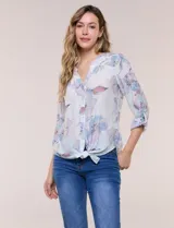 Blusa de gasa Hope & Harlow estampada con diseño floral en tonos celestes y rosados, con cuello en V, abertura central con botones, mangas largas con presilla y detalle de nudo en el ruedo.