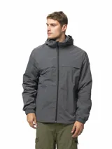 Campera rompevientos de nylon color gris, con capucha ajustable, cierre frontal completo, bolsillos laterales con cierre, puños elásticos y ruedo ajustable.