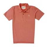 Chomba color salmón de algodón con cuello clásico, tapeta de dos botones y logo bordado en el pecho.