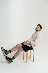 Camisa celeste de manga larga con cuello mao.