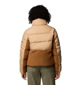 Campera puffer combinada en tonos beige y marrón, confeccionada con tecnología Omni-Shield repelente al agua y aislamiento sintético Thermarator. Presenta paneles de tejido sherpa en el cuello, frente y laterales, cierre frontal completo, bolsillos laterales con cremallera y puños elásticos.