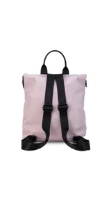 Mochila de nylon capitoneada color celeste, con diseño acolchado en cuadrícula. Posee un compartimento principal con cierre y solapa, además de dos bolsillos frontales con cierres negros a la vista.