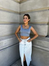 Top corto color lila con escote cuadrado y breteles anchos.