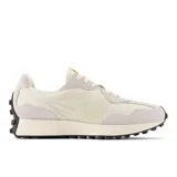 Championes New Balance 327 de hombre, color crema con detalles en gris claro y suela negra.