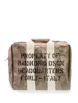 Bolso tipo duffle color dorado con estampado de texto en negro y asas de lona blanca.