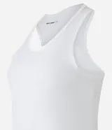 Musculosa deportiva Get Over de microfibra color blanco, con diseño estilo nadador, escote U y textura perforada.
