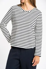 Remera de manga larga con diseño de rayas horizontales en blanco y negro, cuello redondo y corte ajustado al cuerpo.