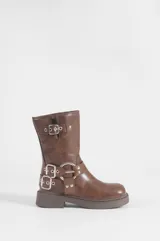 Botas de caña media color marrón, elaboradas en cuero vegano, con diseño estilo biker, taco bajo, hebillas metálicas decorativas y argollas laterales.