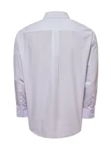 Camisa de manga larga RKF con estampado de microcuadros en tono violeta sobre fondo blanco. Presenta cuello americano abotonado, bolsillo frontal en el pecho con logo bordado y cierre de botones.
