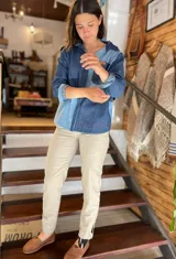 Bombacha de campo confeccionada en lino y algodón, de color beige, con cierre reforzado, botones de madera y puños ajustables en los tobillos.