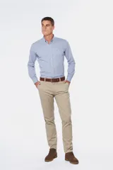 Pantalón gris de gabardina, corte clásico, con bolsillos laterales y traseros.