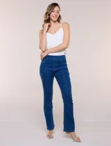 Jegging bootcut de algodón marca Erika, en color azul, con tiro medio-alto, cintura elástica ancha y bolsillos delanteros simulados.