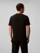 Remera de cuello redondo y manga corta, confeccionada en algodón regenerativo. Presenta un estampado gráfico en el pecho con el logo de la marca y la inscripción New York City.