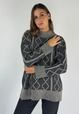 Sweater de lana gris oscuro con cuello alto y diseño de rombos en gris claro. Puños y dobladillo acanalados.