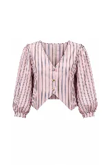 Camisa semi entallada de popelina de algodón, color rosado con patrón de rayas verticales en tonos marrones y azules. Cuenta con escote en V, cierre frontal con botones dorados ornamentales, mangas abullonadas de corte largo con puños ajustados y diseño de dobladillo delantero en punta.