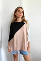 Remerón de corte oversize y diseño tricolor, con paneles en negro, beige y blanco. Presenta mangas tres cuartos y un calce holgado y fluido.