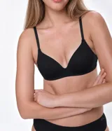 Sostén armado de color blanco, sin aro, con copas preformadas y tirantes finos regulables.