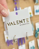 Aros tipo argolla pequeña de diseño minimalista y superficie lisa con acabado brillante.