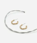Conjunto de bijouterie compuesto por un choker rígido de diseño abierto con efecto trenzado en color plateado y un par de aros tipo argolla pequeños con el mismo diseño trenzado en color dorado.