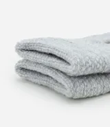 Guantes grises de punto con textura, compatibles con pantallas táctiles.