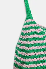 Top de punto con tirantes finos y escote en V, con diseño de rayas horizontales en color verde y rosado.