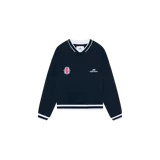 Buzo azul marino oversize con cuello en V, puños y ruedo acanalados con líneas blancas. Cuenta con el logotipo de la marca estampado en el pecho y un parche circular estilo universitario.