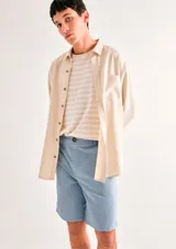Bermuda de sarga para hombre, modelo chino en color gris oscuro, de corte recto y con bolsillos laterales y traseros.