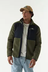 Campera de sherpa con paneles en contraste de color azul marino en el pecho y cuello alto. Cuenta con cierre frontal completo, bolsillos laterales y un bolsillo frontal con cierre, confeccionada en tejido de poliéster.