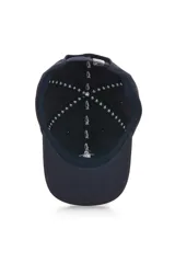 Gorro trucker color azul marino con visera curva y el logo clásico de un pingüino bordado en el frente.