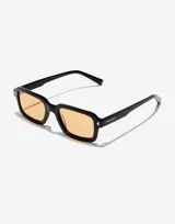 Gafas de sol unisex Hawkers modelo Point, con montura rectangular negra y lentes color miel.