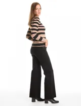 Buzo de tejido acanalado con diseño de rayas horizontales en color negro y beige, cuello redondo y manga larga.