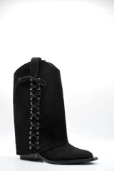 Bota 2 en 1 de cuero negro, con caña desmontable que presenta un diseño acordonado lateral. Posee taco bajo y punta redondeada.
