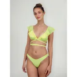 Bikini de dos piezas color amarillo vibrante. El top es de estilo triángulo con volados en los breteles y tiras largas para atar cruzadas alrededor del torso. La bombacha es de corte tanga (cola less) con tiro alto.