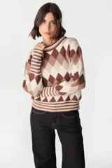 Sweater de punto con diseño de rombos en tonos marrones y beige, cuello redondo y puños anchos con detalle de rayas horizontales.