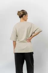 Remerón de algodón color beige, con diseño oversize, cuello redondo, mangas cortas amplias y hombros caídos.