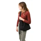 Bolso tipo hobo de tela color negro con bolsillo frontal y correa de hombro con detalle de aro metálico.